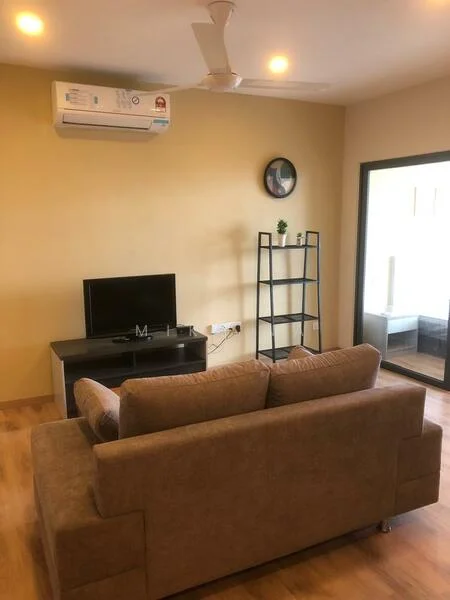 Living features: 3-seater fabric sofa in beige, wall-mounted TV, TV console in dark wood, open shelving unit in black metal, wall-mounted split AC, light-colored painted walls, wooden flooring, recessed ceiling lights, decorative wall clock; style: modern.