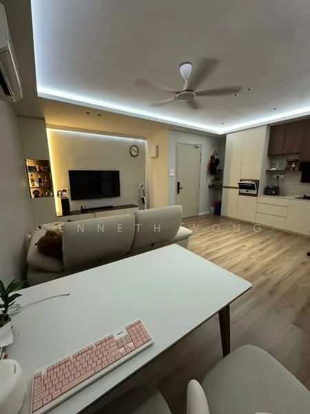 Living features: light wood flooring, white painted walls, recessed LED downlights, 5-blade ceiling fan with light, wall-mounted TV, TV console, sofa in light fabric, coffee table, decorative wall clock, open shelving, kitchenette with cabinetry, built-in oven, stainless-steel sink, countertop with bar seating; style: modern.