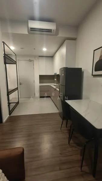 Kitchen features: white cabinetry, stainless-steel fridge, built-in oven, 4-burner gas hob, grey countertop, white backsplash, single-bowl stainless-steel sink, chrome pull-down faucet, open shelving, dining table for 4, 2 dining chairs, wall-mounted split AC, laminate flooring, recessed downlights; style: modern.