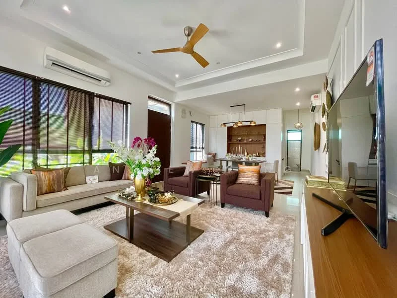 Living features: 5-blade ceiling fan with light, wall-mounted TV, sofa in light grey fabric, 2 armchairs in dark brown fabric, coffee table with decorative items, area rug with neutral tones, recessed downlights, large windows with dark blinds, decorative wall art, potted plants, wooden console table; style: modern; view: garden.