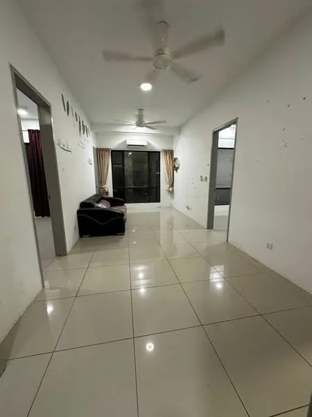 Living features: white painted walls, glossy ceramic tile flooring, 5-blade ceiling fan with light, recessed downlights, black leather sofa, curtains in beige, sliding glass door, floor-to-ceiling windows; style: modern.