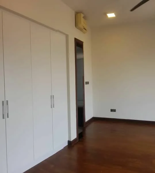 Bedroom features: built-in wardrobe with white doors, wooden flooring, wall-mounted split AC, recessed ceiling light, ceiling fan, neutral wall color; style: modern.