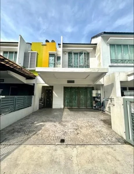 Exterior type: linked terrace house; features: two-storey building, white painted facade, yellow accent wall, flat roof, manicured driveway, covered car porch, metal gate, windows with green frames, balcony on upper floor, concrete walkway; style: modern.