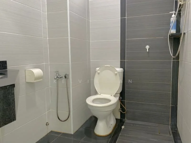 Bathroom features: white toilet, shower with handheld showerhead, grey wall tiles, white wall tiles, black granite countertop, toilet paper holder, floor tiles in dark grey, wall-mounted soap dispenser; style: modern.