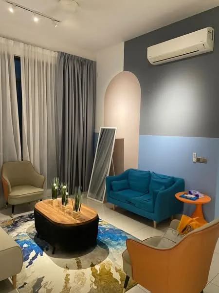 Living features: light grey walls, blue accent wall, curtains in light grey, floor-to-ceiling windows, 3-seater teal sofa, 2 armchairs in beige, round wooden coffee table with black base, decorative area rug with abstract pattern, full-length mirror, orange side table, wall-mounted air conditioning unit, recessed ceiling lights; style: modern.