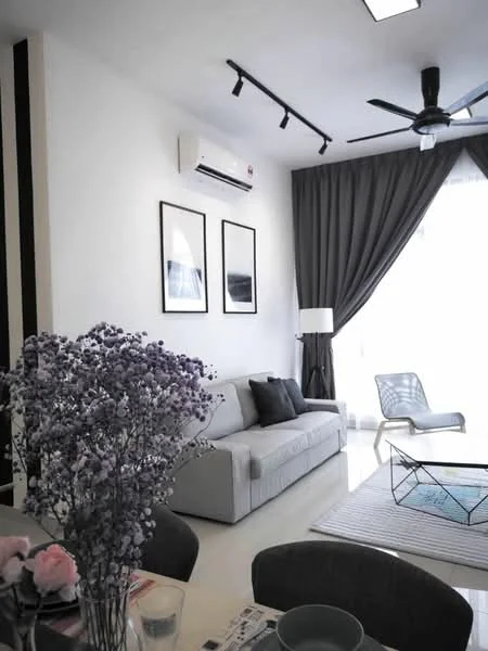 Living features: light grey fabric sofa, black throw pillows, glass coffee table, area rug with geometric pattern, floor-to-ceiling windows, sheer curtains, dark grey curtains, 5-blade ceiling fan with light, wall-mounted split AC, framed artwork on walls, decorative vase with flowers; style: modern; view: city.