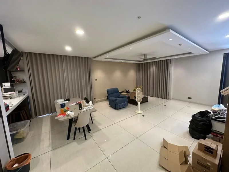 Living features: white painted walls, tray ceiling with recessed lighting, large floor tiles, 5-blade ceiling fan, curtains, coffee table, blue recliner chair, dining table with chairs, box storage, fan, decorative items on table; style: modern.