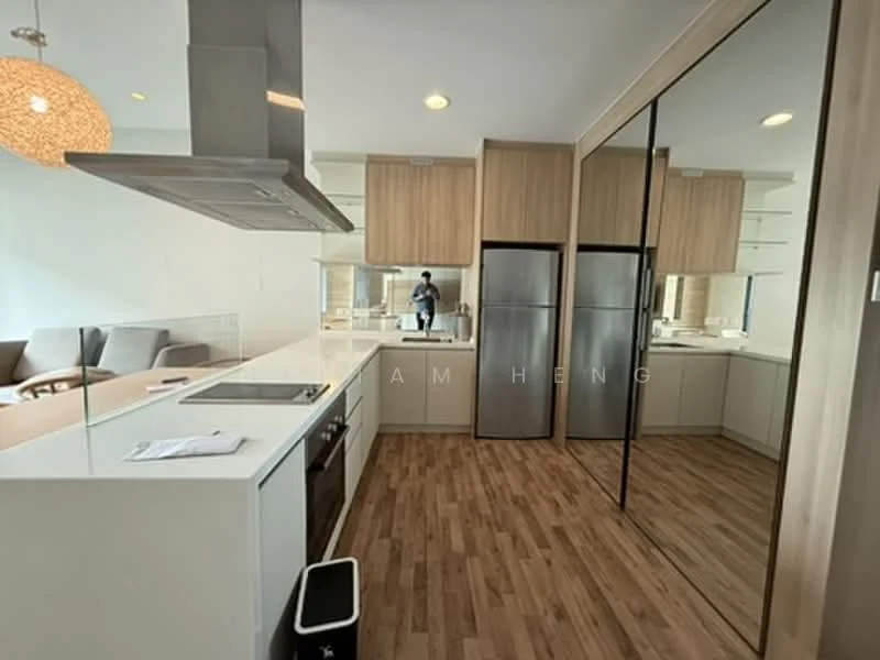 Kitchen features: white cabinetry, stainless-steel double-door fridge, stainless-steel range hood, 4-burner gas hob, white quartz countertop, glass backsplash, wooden flooring, pendant light, mirror wall, open shelving, sink, kitchen island; style: modern.