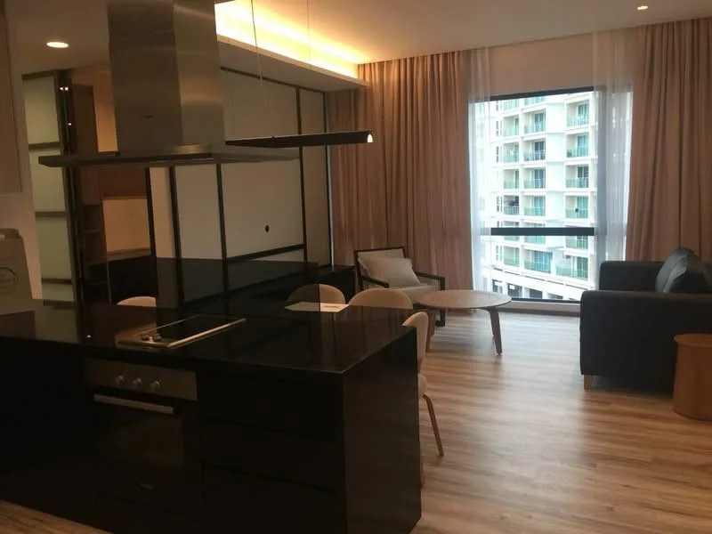Living features: black granite countertop, built-in oven, stainless-steel range hood, 4-burner gas hob, wooden flooring, floor-to-ceiling windows, sheer curtains, sofa in dark color, coffee table, dining table with white chairs, pendant lighting, recessed downlights; style: modern; view: city.
