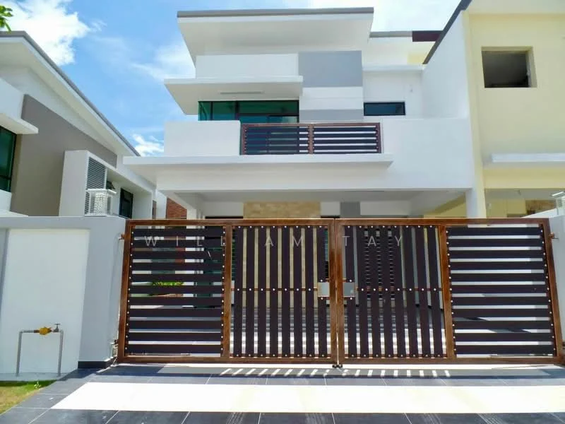 Exterior type: detached bungalow; features: modern facade with mixed materials, white painted walls, wooden slatted gate, stone feature wall, large windows, manicured lawn, paved driveway, two-storey structure, balcony on upper level, surrounded by greenery; style: modern.