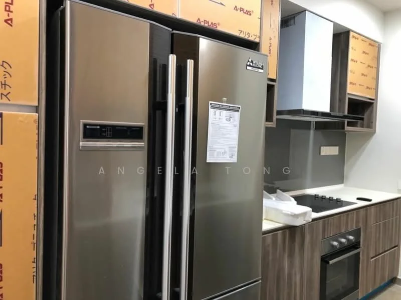 Kitchen features: stainless-steel side-by-side fridge, built-in oven, 4-burner gas hob, kitchen cabinetry with wood finish, countertop with light colour, extraction hood, tile backsplash, under-cabinet lighting; style: modern.