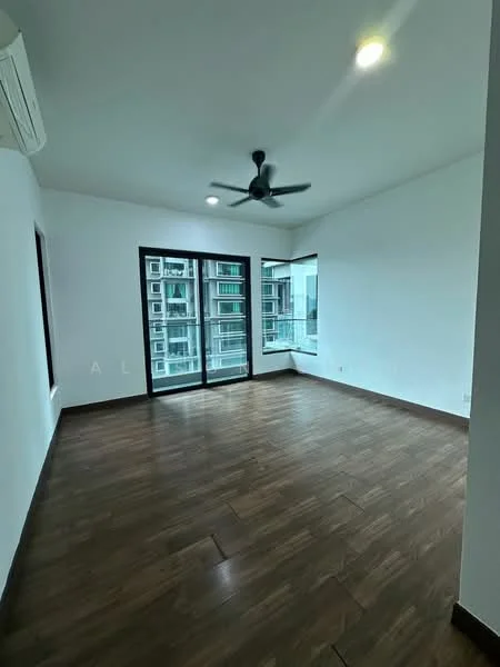 Living features: wooden flooring, white painted walls, 5-blade ceiling fan with light, floor-to-ceiling windows, sliding glass door, natural light, corner window, air conditioning unit; style: modern; view: city.