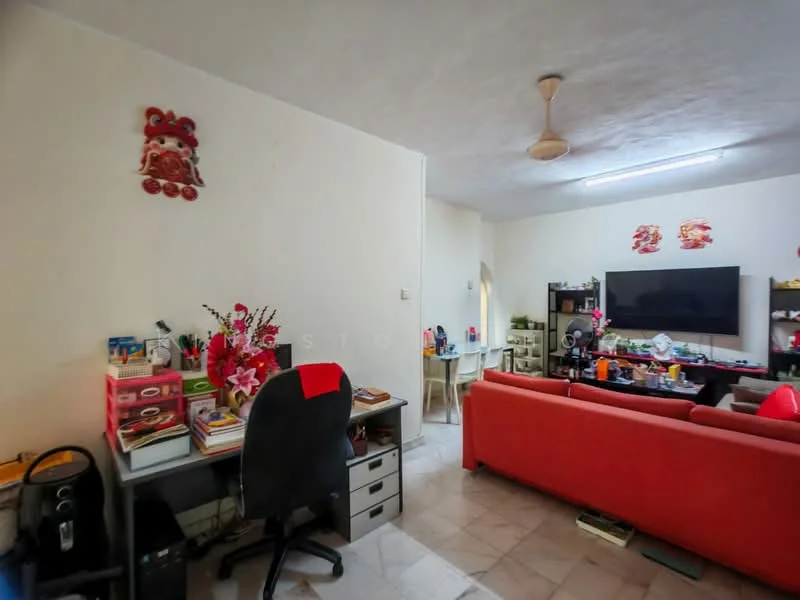 Living features: red fabric sofa, coffee table, wall-mounted TV, TV console, ceiling fan, decorative wall art, light-colored walls, tile flooring, bookshelves, work desk with chair, various decorative items; style: modern.