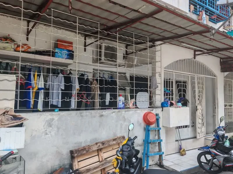 Exterior type: linked terrace house; features: metal grille windows, white painted facade, flat roof, exposed concrete wall, outdoor storage area, bicycle parking, clothes drying rack, air conditioning unit, blue painted railing, wooden bench; style: traditional.