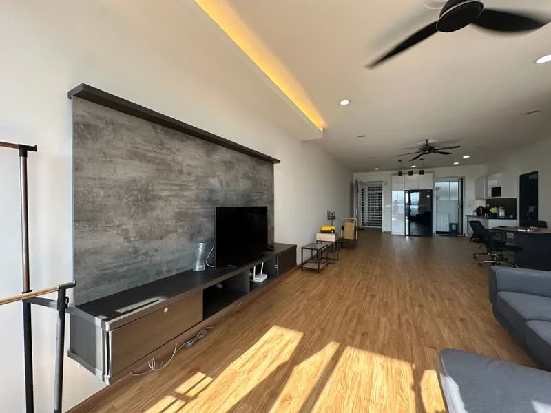 Living features: wooden flooring, grey accent wall, black TV console, wall-mounted TV, sofa in grey, ceiling fan, recessed LED lighting, large windows allowing natural light, open layout to kitchen, decorative wall shelf; style: modern.