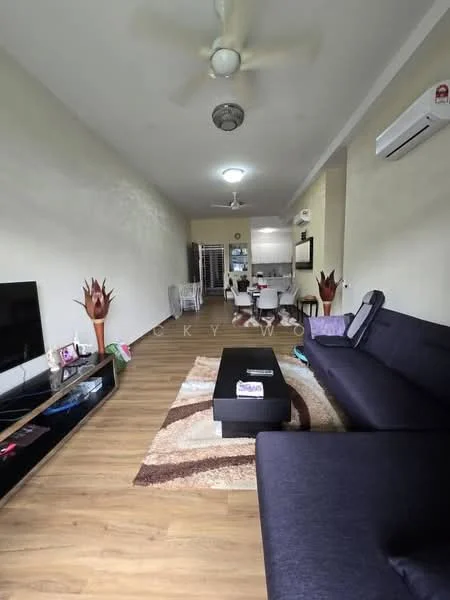 Living features: 3-seater fabric sofa in dark blue, coffee table, TV console, wall-mounted TV, area rug with geometric pattern, ceiling fan, recessed downlights, wooden flooring, air conditioning unit, decorative plants, open layout to dining area, large windows for natural light; style: modern.