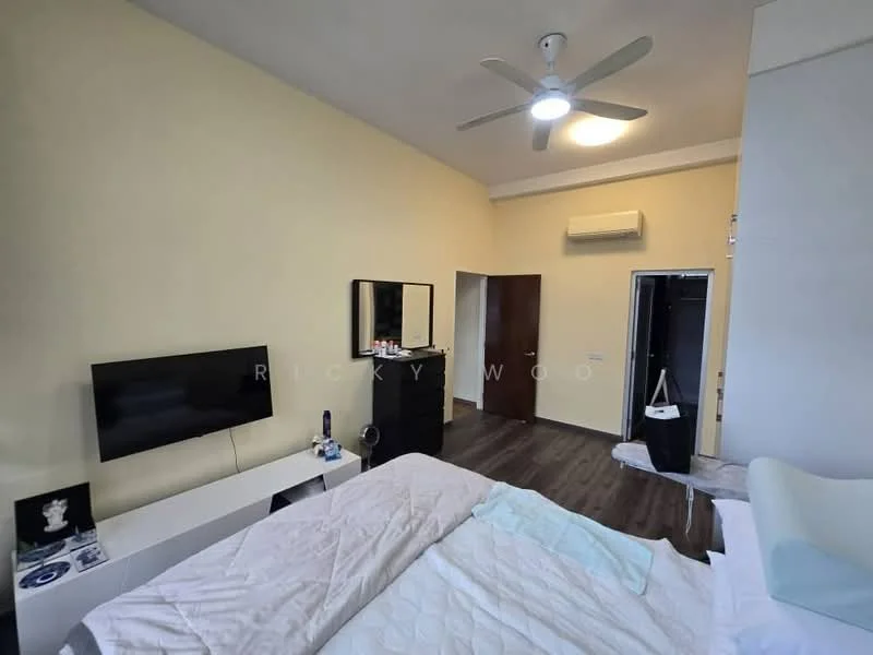 Bedroom features: queen-size bed, upholstered headboard, 2 bedside lamps, wall-mounted TV, TV console, chest of drawers, built-in wardrobe, ceiling fan with light, wall-mounted air conditioning unit, light-colored painted walls, dark wood flooring, decorative mirror; style: modern.