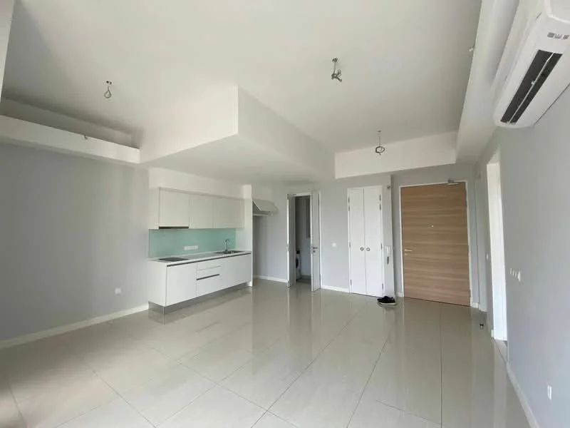 Living features: white painted walls, grey accent wall, polished ceramic tile flooring, recessed downlights, wall-mounted split AC, kitchenette with white cabinetry, stainless-steel sink, built-in kitchen hood, single-bowl stainless-steel sink, sliding door to entrance, main entrance door with wood finish; style: modern.