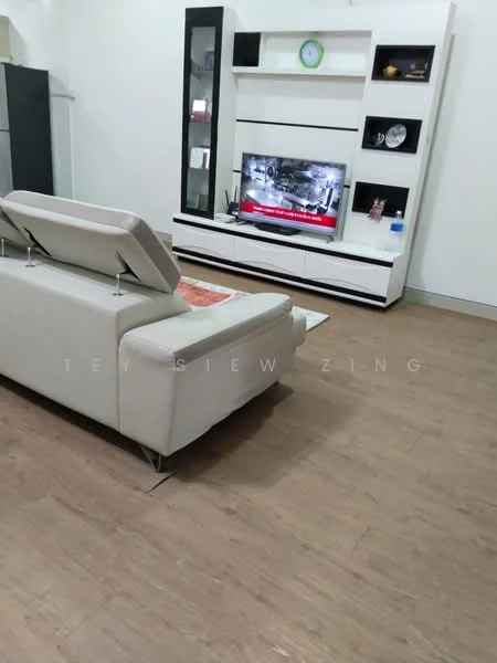 Living features: 3-seater leather sofa in white, coffee table, TV console in white, wall-mounted TV, decorative shelf unit, wooden flooring, area rug, green decorative clock, framed artwork, LED lighting; style: modern.