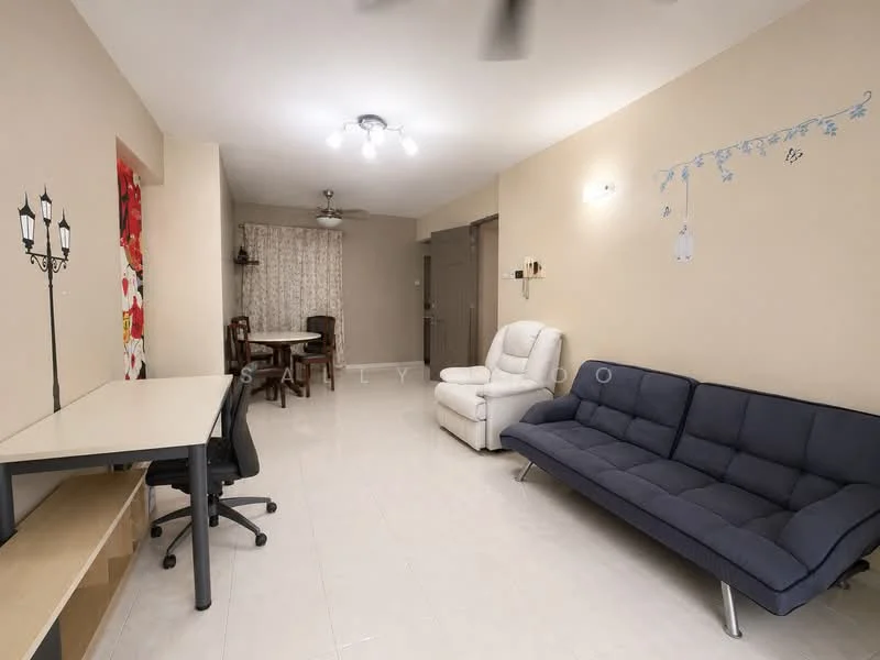 Living features: light-colored painted walls, white ceiling with recessed lighting, floor-to-ceiling window with sheer curtains, 3-seater fabric sofa in navy blue, wooden dining table with 4 chairs, white armchair, laminate flooring, decorative wall art, ceiling fan; style: modern.