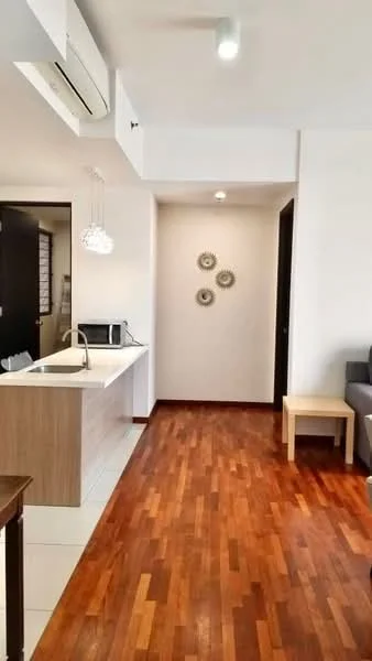 Living features: wooden flooring, white painted walls, recessed downlights, 1 wall-mounted split AC, pendant lamp, sofa, coffee table, microwave, decorative wall plates; style: modern. Kitchen features: white cabinetry, countertop with breakfast bar, stainless-steel sink, chrome pull-down faucet; style: modern.