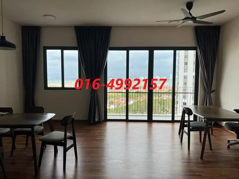 Living features: wooden flooring, floor-to-ceiling windows, grey curtains, 5-blade ceiling fan, dining table, 4 dining chairs, side table, open layout; style: modern; view: city.