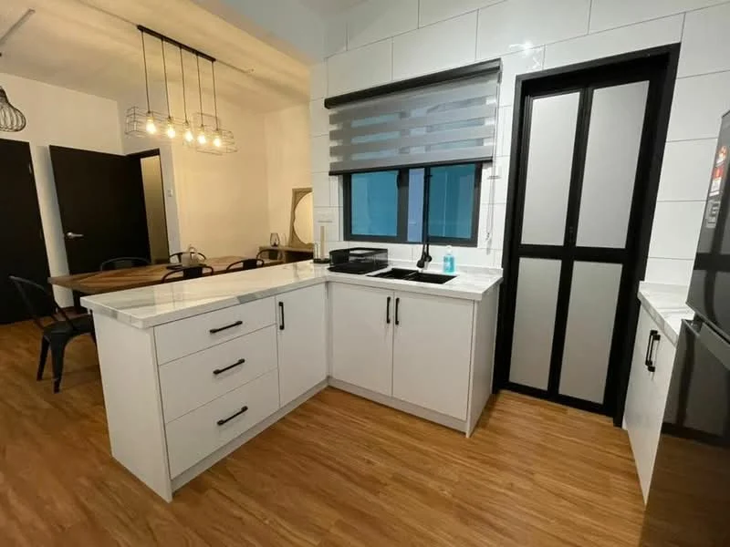 Kitchen features: white shaker cabinets, black countertop, single-bowl stainless-steel sink, chrome pull-down faucet, built-in oven, freestanding fridge, tile backsplash, wood laminate flooring, recessed downlights, window with roller blinds, island counter with seating, open shelving; style: modern.