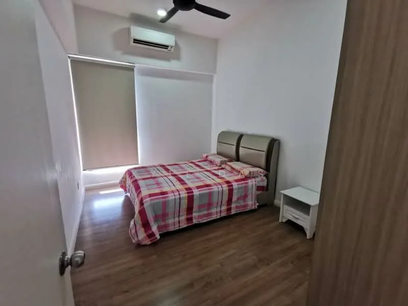 Bedroom features: queen-size bed with upholstered headboard, plaid bedspread, nightstand with drawer, wall-mounted split AC, wooden flooring, roller blinds on window, ceiling fan, white painted walls; style: modern.