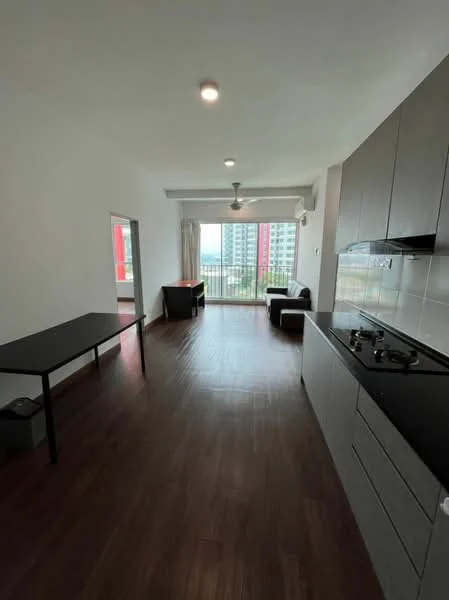 Living features: wooden flooring, white painted walls, ceiling fan, large windows with city view, black dining table, brown fabric sofa, kitchenette with grey cabinetry, stainless-steel gas hob, white backsplash, recessed lighting; style: modern; view: city.