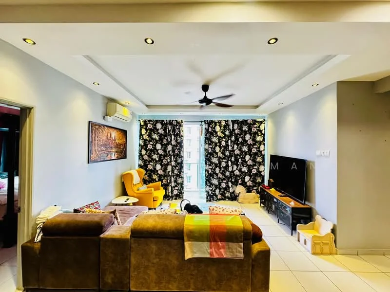 Living features: sofa in brown fabric, coffee table, TV console, wall-mounted TV, 5-blade ceiling fan, recessed downlights, floor-to-ceiling windows, blackout curtains with floral pattern, white painted walls, tile flooring, decorative artwork on wall; style: modern.