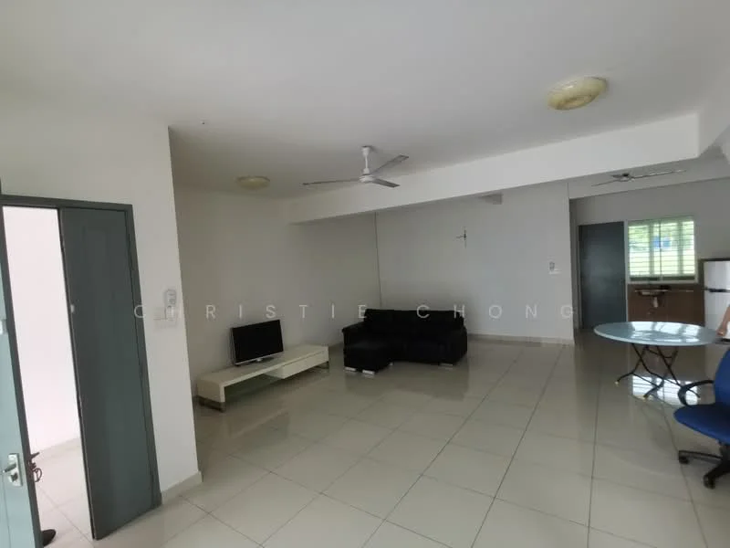 Living features: white painted walls, glossy ceramic tile flooring, 5-blade ceiling fan, wall-mounted TV, black leather sofa, white TV console, round dining table, blue office chair, large windows with blinds, recessed lighting; style: modern.