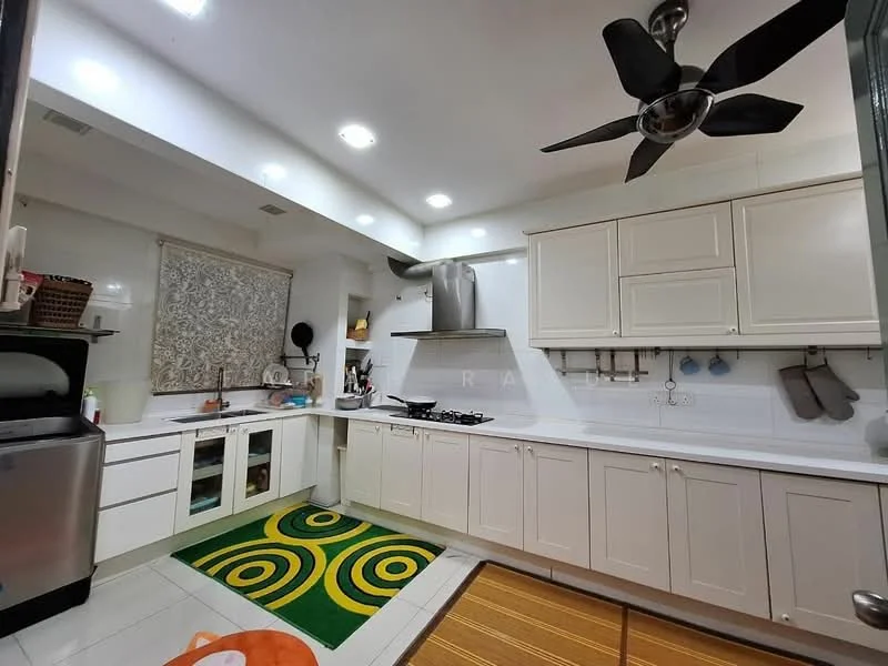 Kitchen features: white shaker cabinets, stainless-steel range hood, 4-burner gas hob, single-bowl stainless-steel sink, chrome pull-down faucet, white tiled backsplash, marble countertop, recessed downlights, 5-blade ceiling fan, floor tiles in white, green and yellow circular area rug, window with sheer curtains; style: modern.