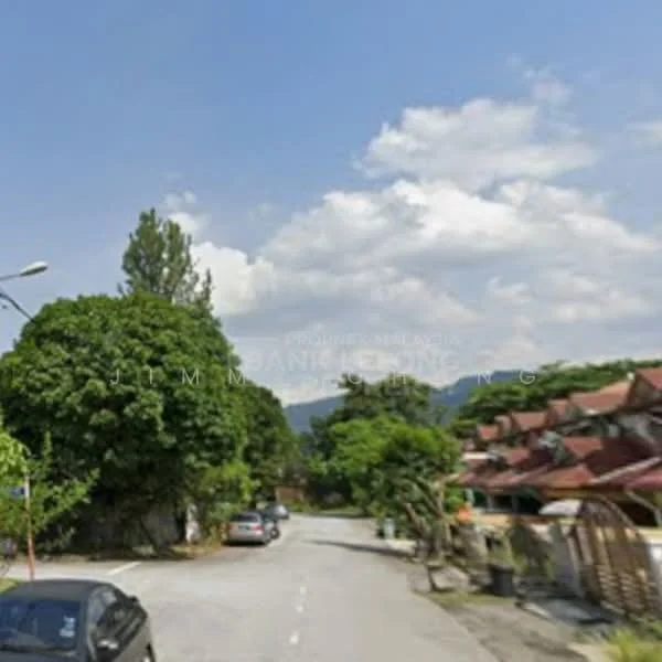 Exterior features: tree-lined street, residential area, single-storey houses, clear blue sky, greenery, parked cars, paved road.