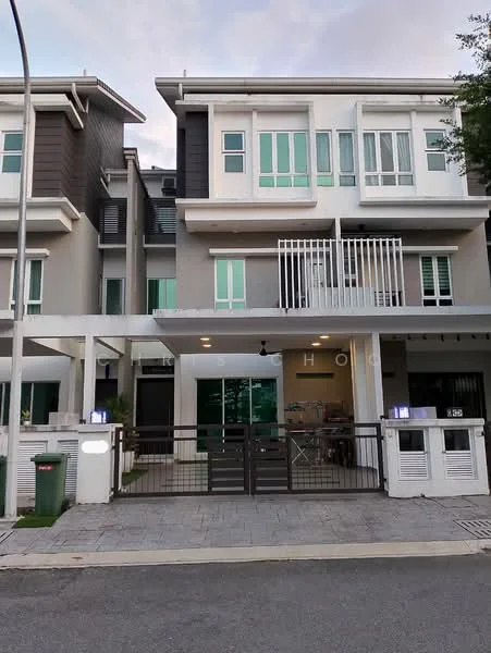 Exterior type: linked terrace house; features: two-storey building, white painted facade, green-tinted windows, balcony on the second floor, metal railing on balcony, stone-paved driveway, manicured lawn, front gate with intercom, garage space, modern architectural design; style: modern.