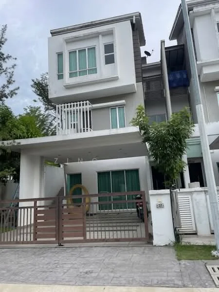 Exterior type: linked terrace house; features: white painted facade, flat roof, 2-storey structure, balcony with railing, large windows with green curtains, manicured landscaping, paved driveway, wooden gate, fence surrounding property, modern architectural design; style: modern.