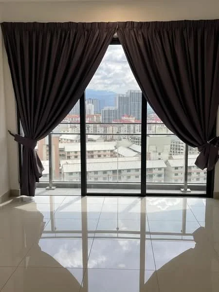 Room features: floor-to-ceiling windows, blackout curtains, grey tiled flooring, city skyline view, natural light, neutral wall colour, modern design, spacious layout; style: modern; view: city.