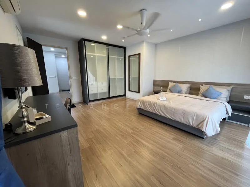 Bedroom features: king-size bed with beige bedding, upholstered headboard, 2 bedside lamps, built-in wardrobe with sliding doors, wooden flooring, ceiling fan, wall-mounted air conditioning unit, decorative wall paneling, large mirror, study desk, chair; style: modern.
