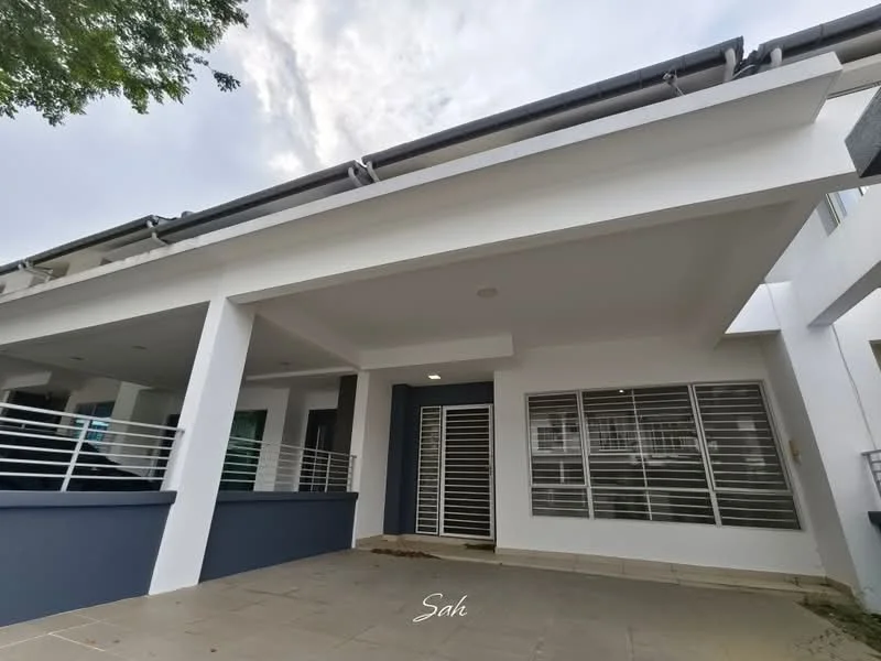 Exterior type: linked terrace house; features: white painted facade, flat roof, covered porch area, sliding glass door, large windows, metal railing, stone-paved flooring, manicured landscaping; style: modern.