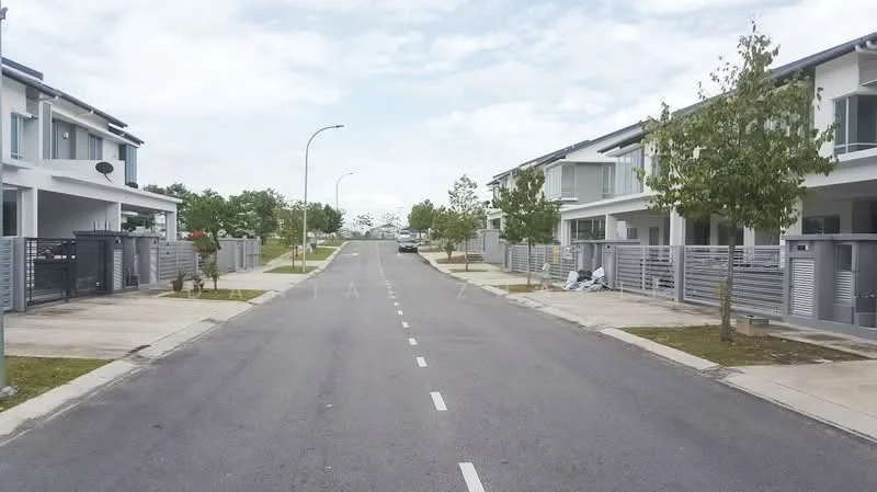 Exterior type: linked terrace house; features: two-storey houses, manicured lawns, paved driveway, street lighting, sidewalks, trees along the street, fenced front yards, open road, clear sky; style: modern.