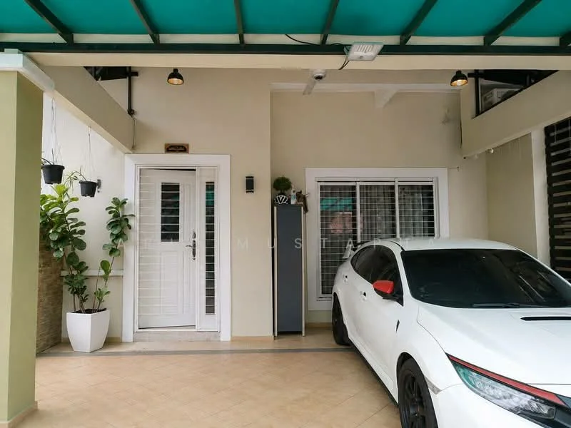 Exterior type: linked terrace house; features: white painted facade, flat roof with green awning, double-volume main entrance, paved driveway, single-car porch, decorative plants in pots, window with white grille, security door, exterior wall lighting; style: modern.