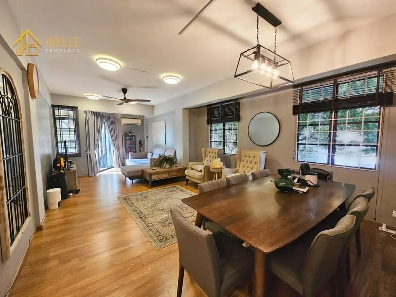 Living features: wooden flooring, 5-blade ceiling fan with light, recessed downlights, large windows with wooden blinds, neutral painted walls, sofa in beige fabric, coffee table, area rug with geometric pattern, TV console, wall-mounted TV, decorative mirror, dining table with upholstered chairs; style: modern; view: garden.