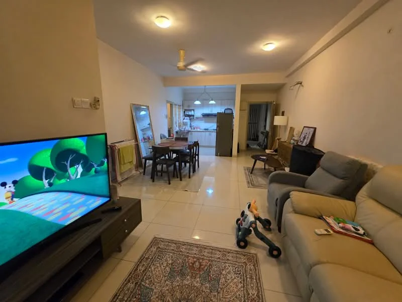 Living features: cream painted walls, white ceiling, recessed downlights, 5-blade ceiling fan, large flat-screen TV, 3-seater fabric sofa in light beige, area rug with geometric pattern, coffee table, decorative mirror, TV console, sliding glass door, dining table with 4 chairs, open layout to kitchen, tile flooring; style: modern. Kitchen features: white cabinetry, kitchen island, stainless-steel sink, built-in oven, freestanding range oven, microwave, tile backsplash, ceramic tile flooring; style: modern.