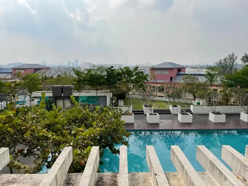Exterior type: landscape garden; features: infinity pool, pool deck with loungers, manicured lawn, mature trees, tropical landscaping, surrounded by greenery, view of city skyline, outdoor dining area; style: modern.