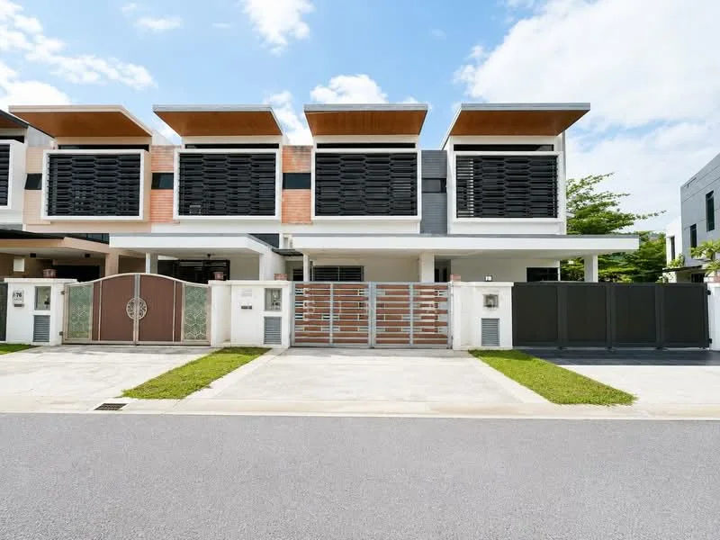 Exterior type: linked terrace house; features: white painted facade, exposed brick accents, horizontal louvre screens, flat roof with overhangs, manicured lawn, paved driveway, double-volume main entrance gate, modern design, surrounded by greenery; style: modern.