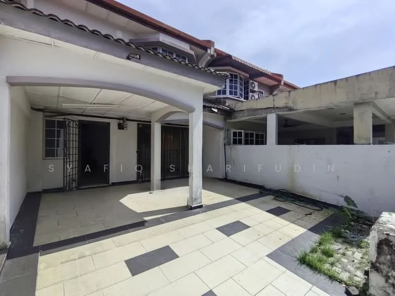 Exterior type: semi-detached house; features: paved outdoor area, covered porch, white painted walls, sliding glass door, windows with metal grills, concrete wall, landscaped area with grass, roof overhang, tile flooring in black and white pattern; style: modern.