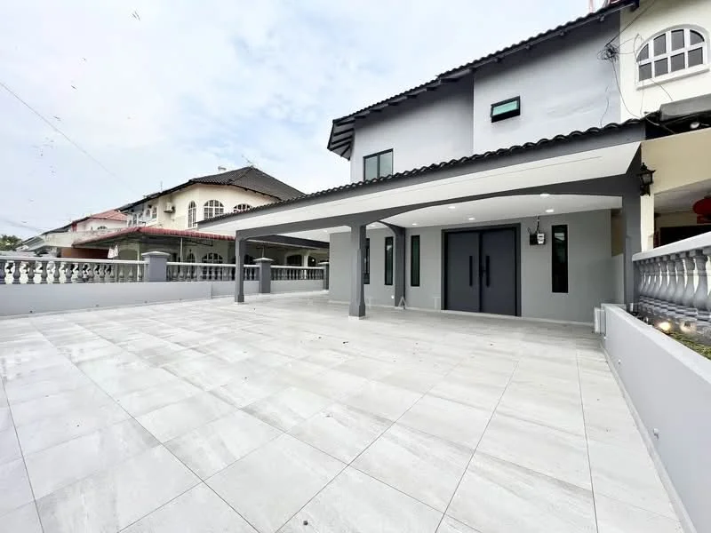 Exterior type: semi-detached house; features: grey tiled flooring, covered porch area, double front doors, sloped roof with overhang, white painted facade, large windows, balustrade along the perimeter, outdoor lighting fixtures, manicured landscaping, concrete wall, driveway space; style: modern.