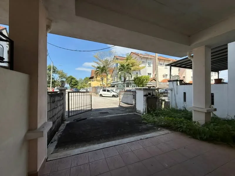 Exterior type: linked terrace house; features: open car porch, gate at entrance, paved driveway, manicured lawn, surrounded by residential buildings, tropical landscaping, fenced perimeter, single-storey structure; style: modern.