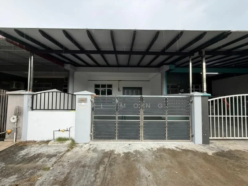 Exterior type: linked terrace house; features: flat roof, grey painted facade, metal gate, concrete driveway, manicured lawn, fence, front porch with roof overhang, visible house numbers, surrounded by other residential properties; style: modern.