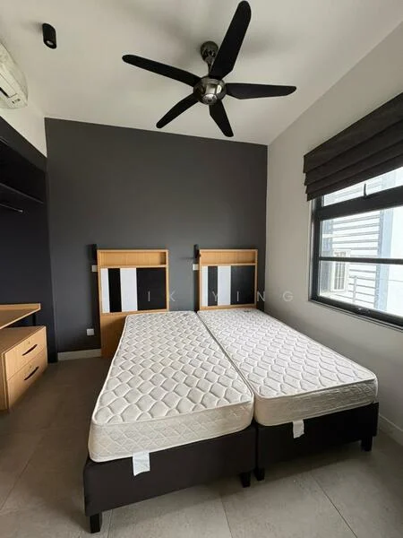 Bedroom features: king-size bed with two mattresses, black upholstered bed frame, wooden headboard, 5-blade ceiling fan with light, grey accent wall, light grey walls, floor-to-ceiling window, roller blinds, built-in wardrobe, laminate flooring; style: modern.