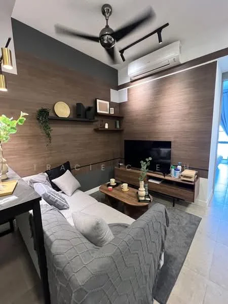 Living features: 3-seater fabric sofa in grey, wooden coffee table, wall-mounted TV, shelf with decorative items, wood accent wall, recessed downlights, ceiling fan with light, air conditioning unit, decorative plant, area rug; style: modern.